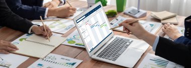 Ekip projesinin zaman çizelgesini gösteren bilgisayar ekranında canlı iş projesi yönetimi için proje planlama yazılımı