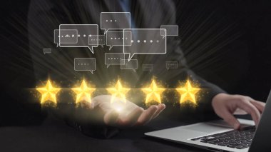 Bir iş adamı, müşteri memnuniyetinin ve iş dünyasındaki dijital iletişimin önemini yansıtan bir dizüstü bilgisayarın üzerinde altı parlayan yıldız ve geri bildirim ikonu sunar. Dörtgen