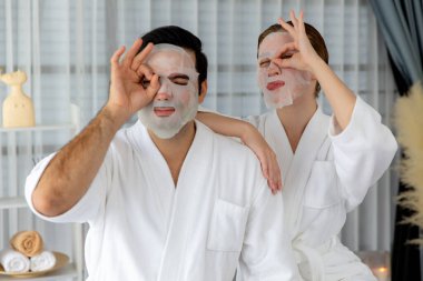 Kaplıca salonunun sakin, modern gündüz atmosferi, birkaç müşteri yüz maskesi takarak kendini yenilemeye çalışıyor. Yüz bakımı ve güzellik kozmetolojisi prosedürü. Sessiz.