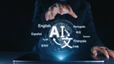 Birden fazla dille küresel iletişim, dijital çeviri araçları, çok dilli teknoloji, kültürler arası iletişim ve sanal dil öğrenme ortamları. Elide