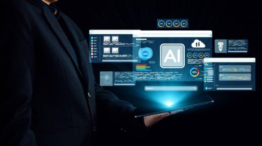 Resmi kıyafet giyen bir profesyonel, gelişmiş yapay zeka arayüzleri ve veri analizlerinin holografik görselleri ile çevrili dijital tabletle etkileşime girer ve teknoloji evrimini gösterir. Dörtgen