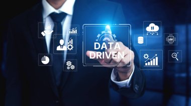 Veri güdümlü karar verme işi analitik, veri toplama ve yapay zeka sistemleri yoluyla güçlendirir. Veri güdümlü araçlar veri işleme ve veri görselleştirmesini veri platformları boyunca destekler. Eğri