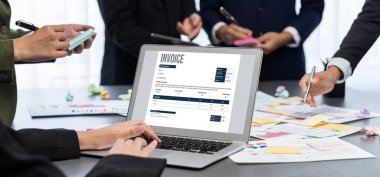 Analizci ekibi yaratıcı ve analitik beyin fırtınası fikri için bilgisayar ekranında BI veri paneli olan yapışkan bir not kullanıyor. Pazarlama stratejisi için finansal veri görselleştirme teknolojisini analiz et. Dahi.