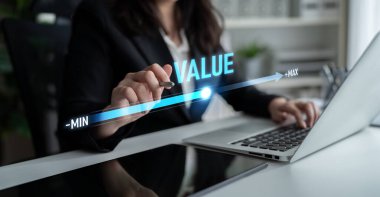 Veri analizi, kalibrasyon ve iyileştirme Latch odaklanarak değer, performans ve optimizasyon düzeyini gösteren değer ölçüm ve ayarlama kavramı