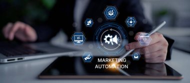 Pazarlama otomasyon diyagramı sunumu yapay zeka odaklı kampanya iş akışı, pazarlama otomasyonu, veri odaklı strateji, pazarlama otomasyon araçları ve iş dünyasında piyasa otomasyon süreci. Eğri