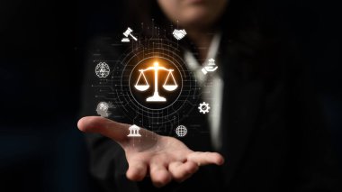 Adalet ölçeğini gösteren fütürist dijital hukuk arayüzü, dijital hukukun altını çizen, AI uyumu, dijital hukuk sistemleri ve güvenli yönetim için dijital hukuk düzenlemeleri. Eğri