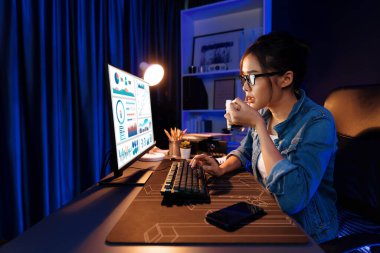 Sunucu kanalı Asyalı etkileyicisi, sosyal medyada kulaklık takarak iş grafikleri ekranında dinleyicileri selamlıyor ve Neon Modern Stüdyoları 'nda internet üzerinden koçluk yapıyor. Taktik.