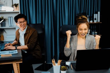 Başarılı gülümseyen iş ortakları, yaratıcı tasarım mimarisi proje yatırımlarında geceleri modern ofis binasında e-posta yoluyla yüksek gelir elde ederek çevrimiçi satış hedefleri pazarında yüksek gelir elde ediyorlar. İnfobahn.