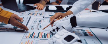 Bu görüntü, ofis ortamında insanlar ve robotlar arasındaki sinerjiyi yakalar, veri analizi, takım çalışması ve modern iş stratejilerine odaklanır.