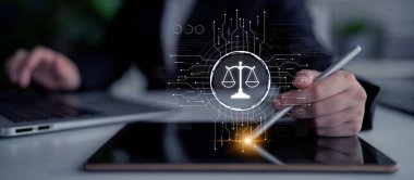 Adalet ölçeğini gösteren fütürist dijital hukuk arayüzü, dijital hukukun altını çizen, AI uyumu, dijital hukuk sistemleri ve güvenli yönetim için dijital hukuk düzenlemeleri. Eğri