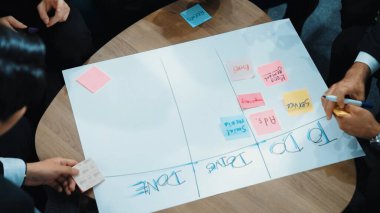 Akıllı iş adamlarının en iyi görüşü pazarlama planı yazıp zihin haritasına yapışkan notlar koymaktır. Bir grup mutlu iş adamı toplantı odasında finansal fikirler ve planlama stratejileri üretiyor. Müdürlük.