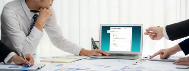 Şirket işleri için canlı bilgisayar yazılımının müşteri deneyimi ve gözden geçirme analizi