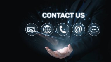 E- posta, web, telefon ve mesaj simgelerini gösteren UI konsepti. İletişim ve destek simgeleri iş iletişimini düzene sokmaya ve müşteri iletişim deneyimini geliştirmeye yardımcı olur. Elide