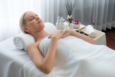 Kafkasyalı kadın müşteri stres önleyici spa masajının keyfini çıkarıyor ve lüks otel ya da oteldeki gündüz açık ortam güzellik salonunda güzellik teniyle eğleniyor. Sessiz.