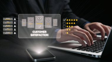 Bir kullanıcı, dizüstü bilgisayar ve akıllı telefon kullanan, kullanıcı katılımını artırmak için reyting ve ifadeleri gösteren bir müşteri memnuniyeti geri besleme sistemiyle etkileşir. Dörtgen