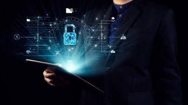 Takım elbiseli bir işadamı, modern dünyada veri koruması ve siber güvenliğin önemini temsil eden dijital bir güvenlik kilidinin resimli tabletini elinde tutuyor. Dörtgen