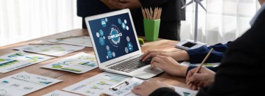 Kaliteli standartları karşılamak için çevrimiçi şirket işleri için uyum sistemi