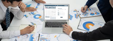 İnternet sitesinde canlı eleştiriler için çevrimiçi aplikasyon rezervasyon takvimi