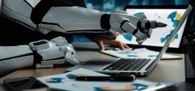 Teknoloji ve otomasyonun veri analizi ve iş dünyasına entegrasyonunu vurgulayan, modern bir ofiste dizüstü bilgisayar ve belgelerle uğraşan gelecekçi bir robot kolu.