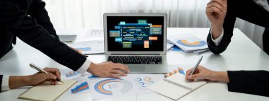 Yeni uygulama geliştirme için HTML, ve C Brisk gibi çeşitli programlama dillerinin kodlama ekranı ile yazılım geliştirme veya programlama çalışmaları