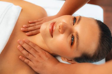 Kafkasyalı kadın müşteri stres önleyici spa masajının keyfini çıkarıyor ve lüks otel ya da oteldeki gündüz açık ortam güzellik salonunda güzellik teniyle eğleniyor. Sessiz.