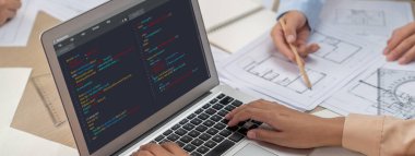 Uygulama ve program kodlaması için bilgisayar ekranında yazılım geliştirme programlama