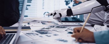 Bir robotik kol modern bir ofisteki iş verileriyle etkileşime girer, ileri teknoloji ve veri analizi ve yenilikçi çözümlerde takım çalışması sergiler. Noogenesis