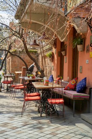 Sommerterrasse und Restauranttisch auf der Straße in einer gemütlichen Altstadt von Tiflis.