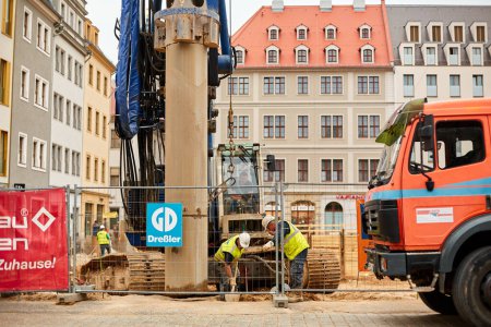 Téléchargez les photos : Équipement pour enfoncer une pile sur le chantier. Dresde, Allemagne - 05.20.2019 - en image libre de droit