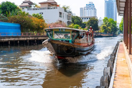 Téléchargez les photos : Croisière en bateau le long des canaux de Bangkok. Transports publics par eau. Bangkok, Thaïlande - 02.06.2020 - en image libre de droit