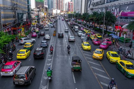 Foto de Tráfico rodado en Bangkok. Un gran número de coches en las calles de la metrópoli. Bangkok, Tailandia - 02.06.2020 - Imagen libre de derechos