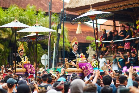 Foto de Rito de cremación de la familia real en la isla de Bali. La gente de Topla lleva el trono con los miembros de la familia real. Bali, Indonesia - 03.02.2018 - Imagen libre de derechos