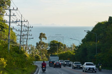 Téléchargez les photos : Traffic in Thailand on the island of Samui. Normal life on the island. Koh Samui, Thailand - 09.15.2022 - en image libre de droit