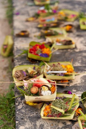 Téléchargez les photos : The layout on the ground of traditional offerings for the spirits on the island of Bali. - en image libre de droit