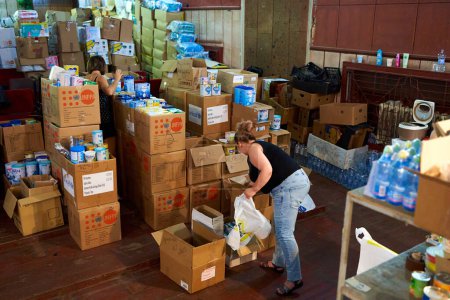 Téléchargez les photos : Warehose of volunteer centre in Ukraine with humanitarian aid. Dnipro, Ukraine - 06.28.2022 - en image libre de droit