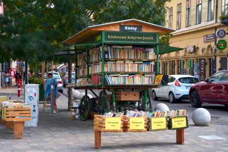 Foto de Un librero de un viejo carro en una calle de la ciudad. Budapest, Hungría - 08.25.2022 - Imagen libre de derechos
