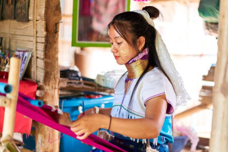 Téléchargez les photos : Long-Necked Tribe Woman Portrait : diversité culturelle et tradition à travers des caractéristiques frappantes et des bijoux complexes. Parfait pour les projets de design et liés à la culture et à l'identité. Chiang Rai, Thaïlande - 09.02.2022 - en image libre de droit