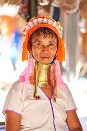 Téléchargez les photos : Long-Necked Tribe Woman Portrait : diversité culturelle et tradition à travers des caractéristiques frappantes et des bijoux complexes. Parfait pour les projets de design et liés à la culture et à l'identité. Chiang Rai, Thaïlande - 09.02.2022 - en image libre de droit