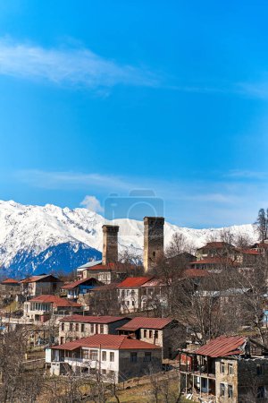 Foto de Landscape view of the town of Mestia in the Sakartvelo Mountains. The famous towers of Svania. - Imagen libre de derechos