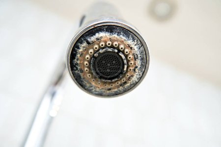 Téléchargez les photos : Le robinet chromé est recouvert d'une échelle de chaux - en image libre de droit