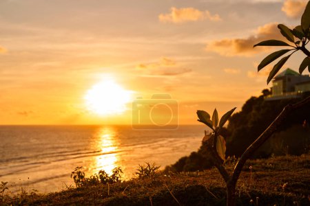 Téléchargez les photos : La falaise surplombe la route de l'océan au coucher du soleil - en image libre de droit