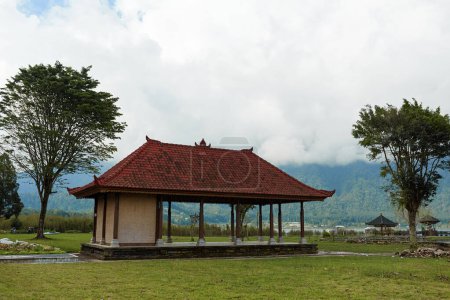 Foto de El mirador se encuentra en una montaña cubierta de nubes en la popular isla turística de Bali - Imagen libre de derechos