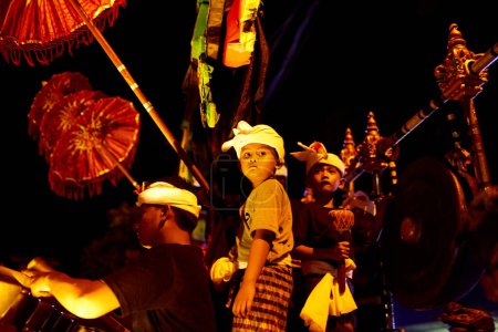 Foto de El tradicional desfile de máscaras de Ogoh-Ogoh con figuras de baile y miedo comienza antes de la fiesta de Nyepi en la popular isla turística de Bali. Bali, Indonesia - 03.16.2018 - Imagen libre de derechos