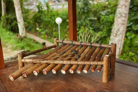 El instrumento musical tradicional gamelan está hecho de bambú en la popular isla turística de Bali.