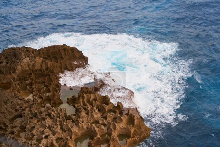 Fotografías cinematográficas del paisaje aéreo de la hermosa isla de Nusa Penida. Enormes acantilados junto a la costa y playas de ensueño escondidas con agua clara y oleaje espumoso