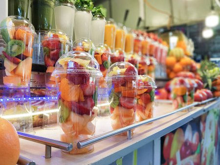 Téléchargez les photos : Fruits frais coupés et jus pressés sur place vendus au marché animé du Carmel, ou Shuk HaCarmel, le plus célèbre de tous les marchés de Tel Aviv Israël Marchés vendeurs de légumes - en image libre de droit