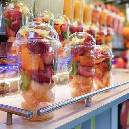 Téléchargez les photos : Fruits frais coupés et jus pressés sur place vendus au marché animé du Carmel, ou Shuk HaCarmel, le plus célèbre de tous les marchés à Tel Aviv, Israël - en image libre de droit