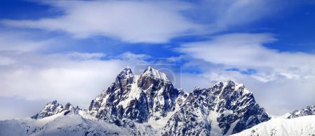 Foto de Vista panorámica de las montañas de nieve y el cielo azul con nubes en invierno. Montañas del Cáucaso. Svaneti región de Georgia. Monta Ushba y Chatyn. - Imagen libre de derechos