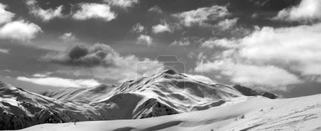 Schwarz-weißer Panoramablick auf die Skipiste und schönen Himmel mit Wolken am Sonnenabend. Tetnuldi, Kaukasus-Gebirge, Svaneti-Region Georgien. Getönte Landschaft.