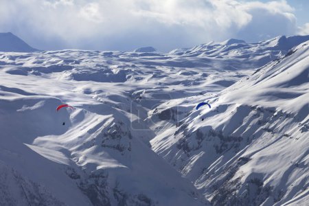 Foto de Velocidad en montañas nevadas. Montañas del Cáucaso. Georgia, región Gudauri en invierno. - Imagen libre de derechos